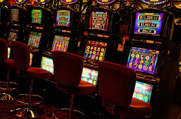 rphoki platform offering football, live casino, slots, and esports markets